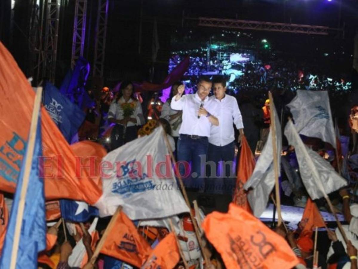 Con fuegos artificiales y masiva participación: 'Papi a la orden' cierra su campaña en la capital