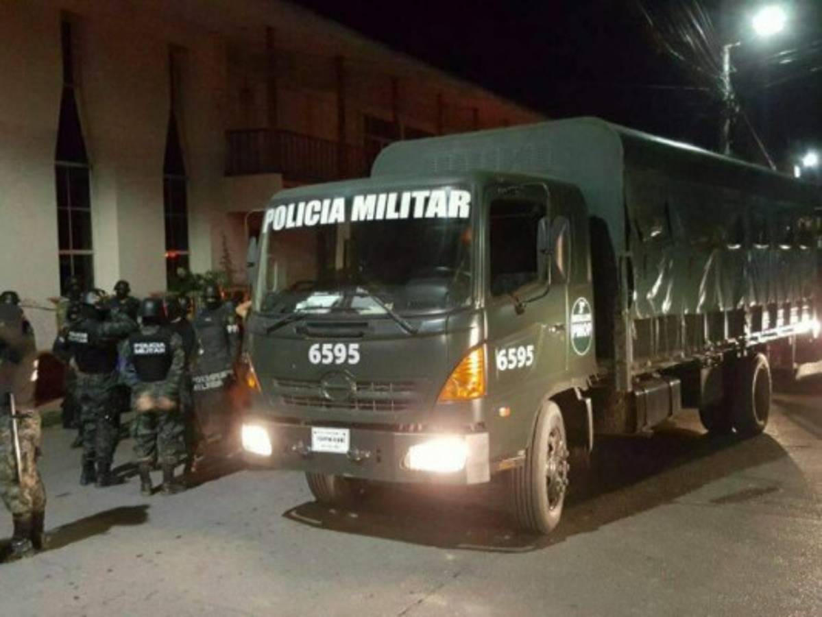 Trasladan 320 reos del centro penal de Santa Bárbara a días de su cierre