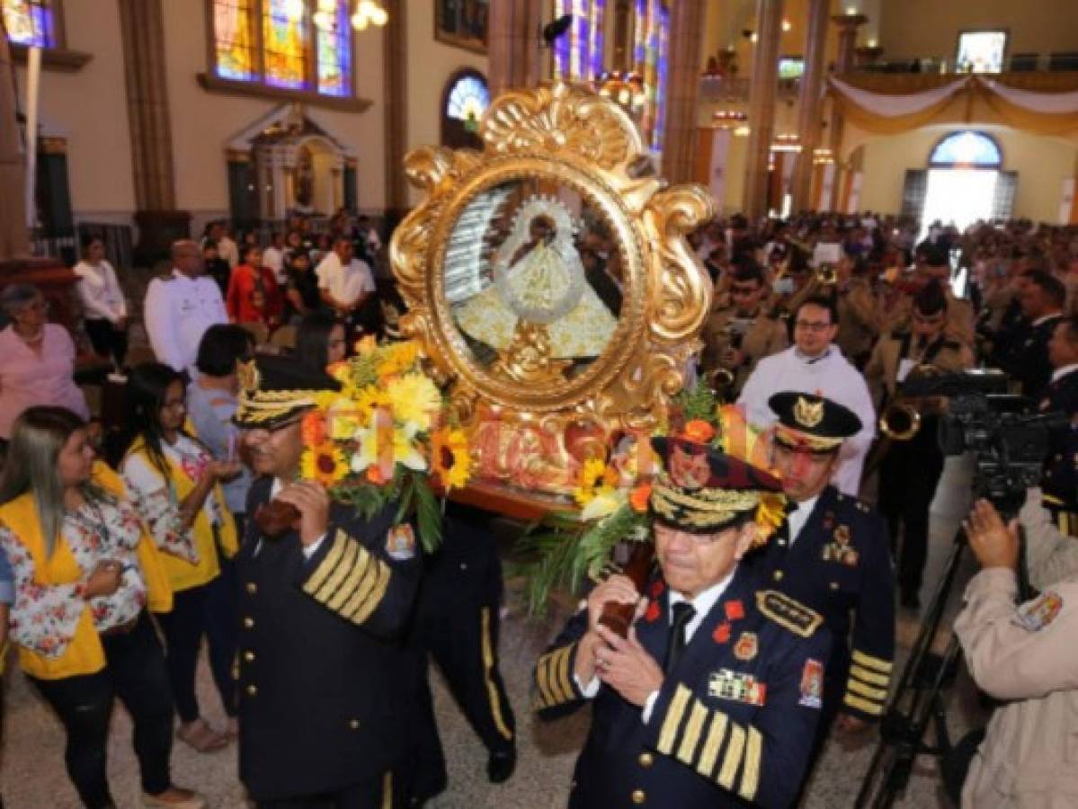 En hombros de varios bomberos fue cargada la Virgen de Suyapa.