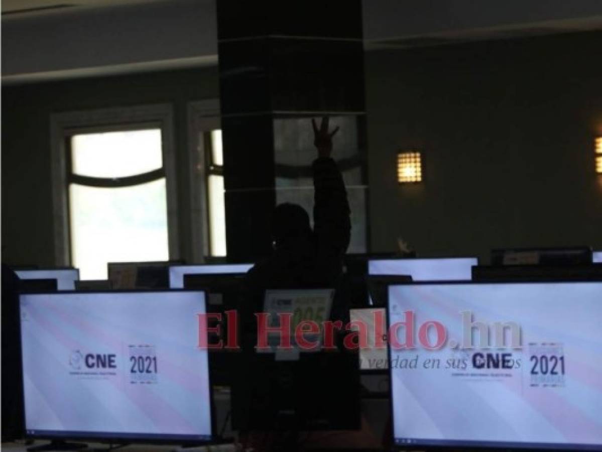 FOTOS: Hermetismo y retrasos en el centro de cómputo del CNE