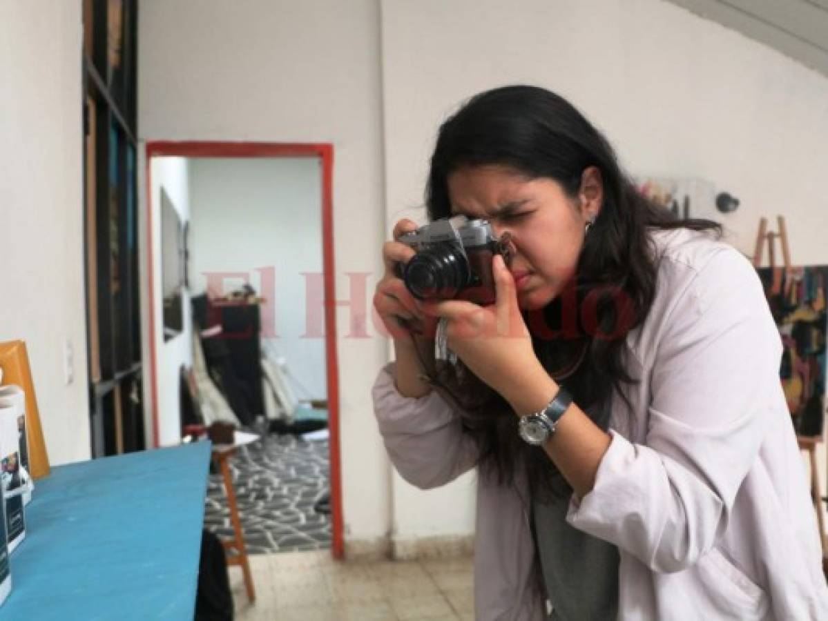 La talentosa pintora también dedica parte de su tiempo a la fotografía.