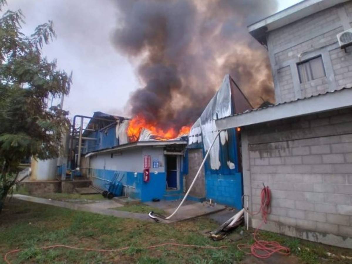 Incendio consume una fábrica en Santa Cruz de Yojoa