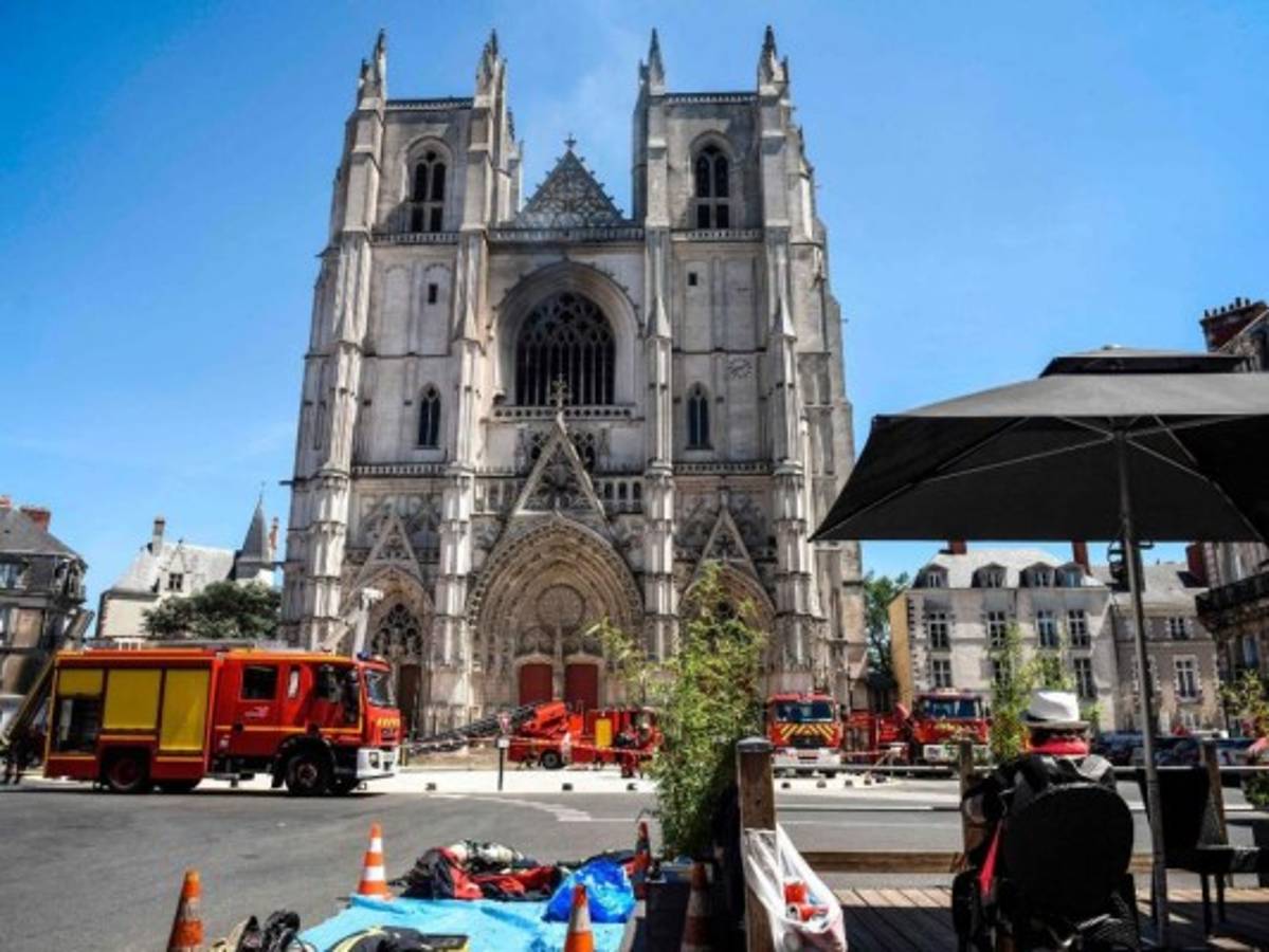 Un incendio provoca daños en la catedral gótica de Nantes en Francia