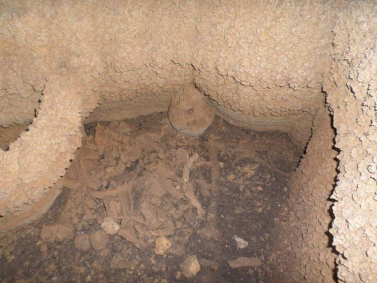 Hallan centenarios huesos humanos en cuevas de Honduras