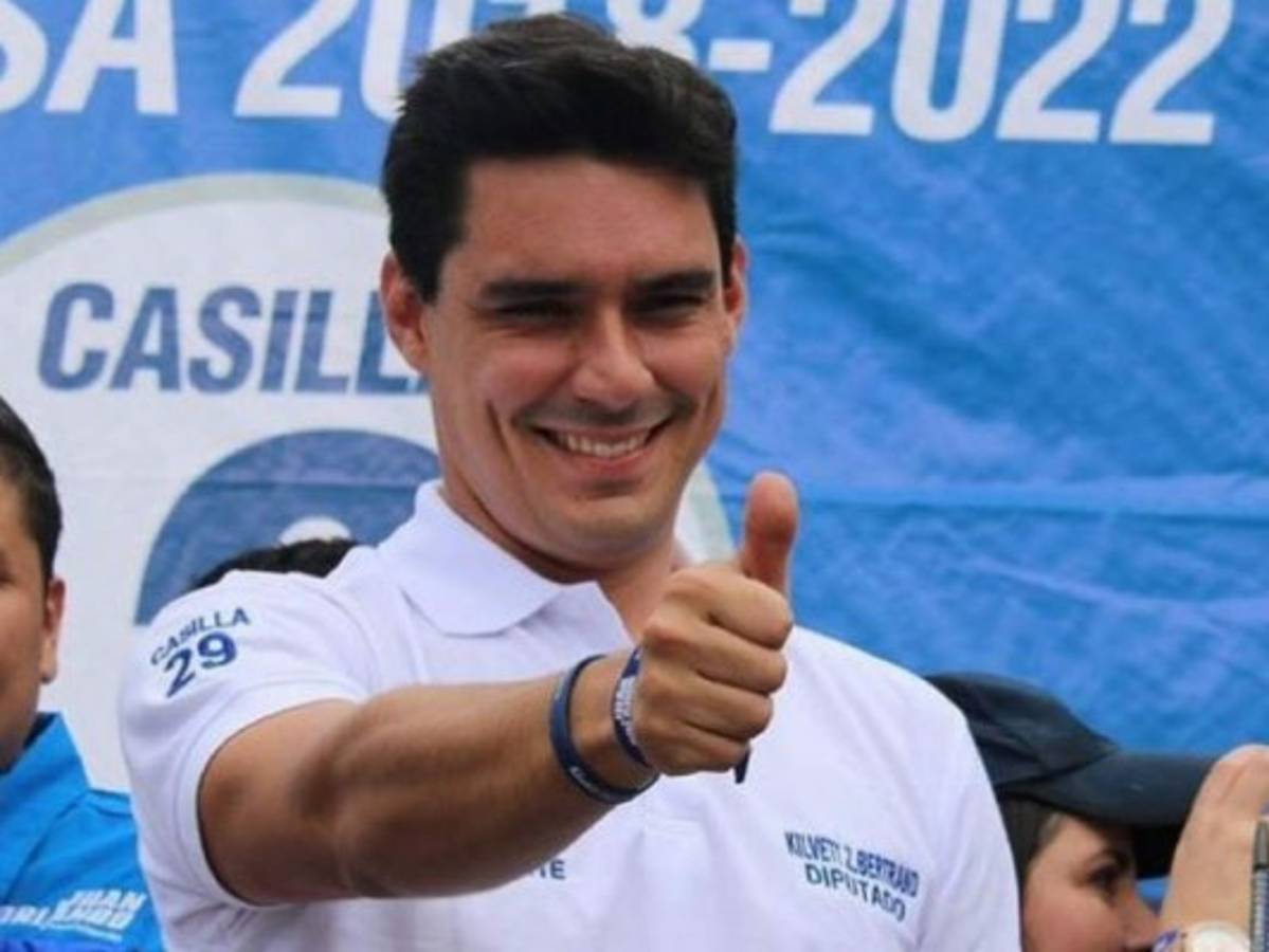 Kilvett Bertrand publica tierna foto junto a su familia en honor a San Valentín  