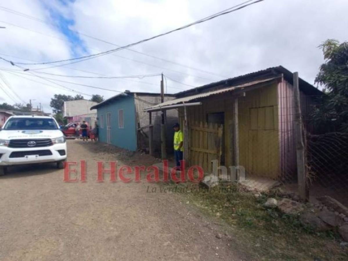 El hecho habría ocurrido dentro de esta vivienda de madera, hasta donde llegaron las autoridades forenses para el levantamiento del cuerpecito. Foto: Estalin Irías/ EL HERALDO