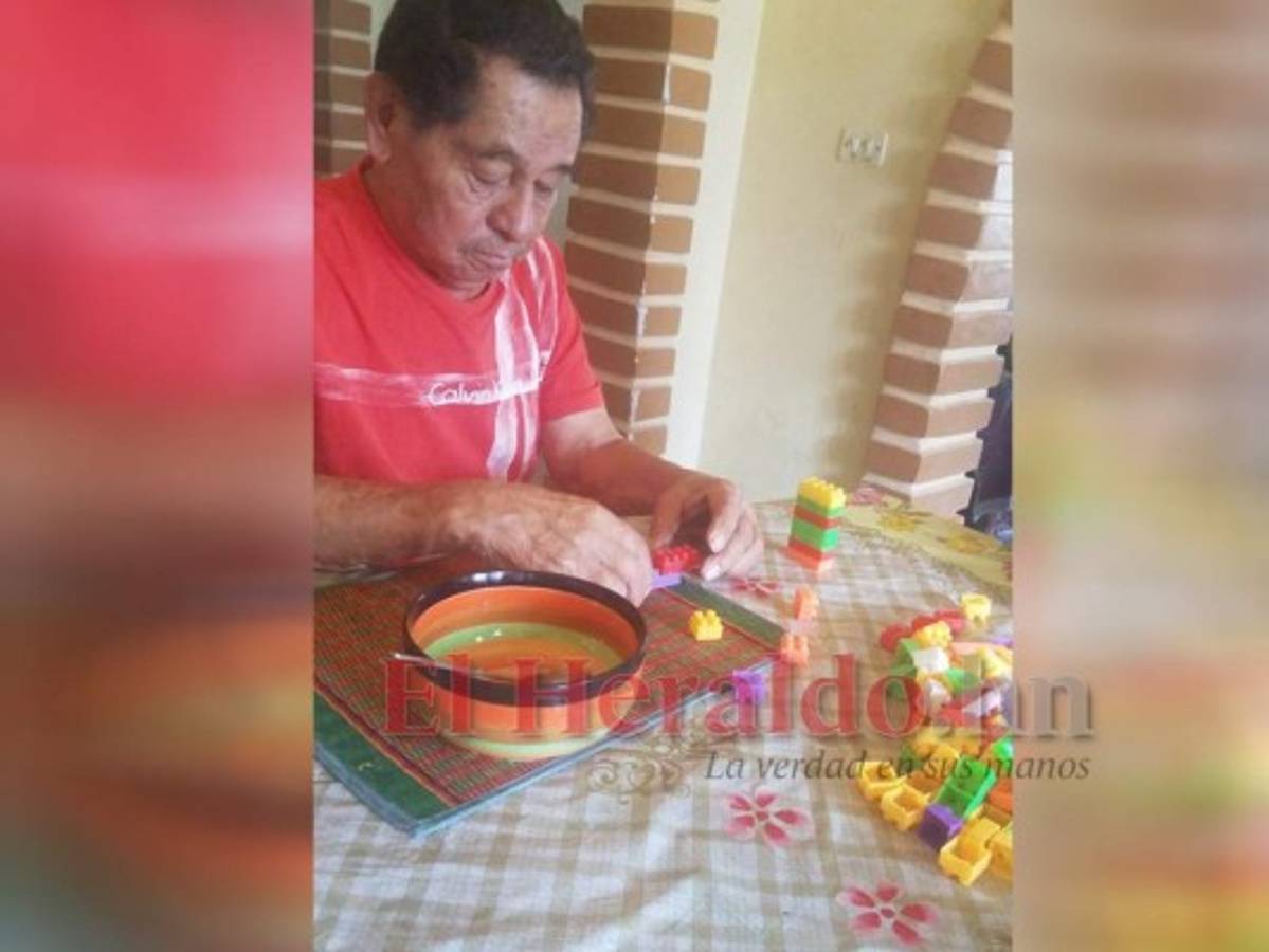 Sentado en la mesa del comedor, comenzó a armar figuras y reírse con su amada esposa.