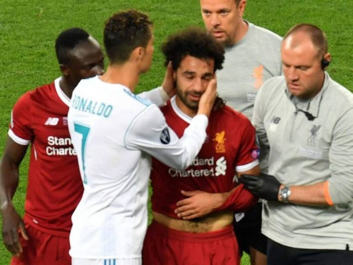 De crack a crack: El gesto de Cristiano Ronaldo antes de que Mohamed Salah se retirara entre lágrimas