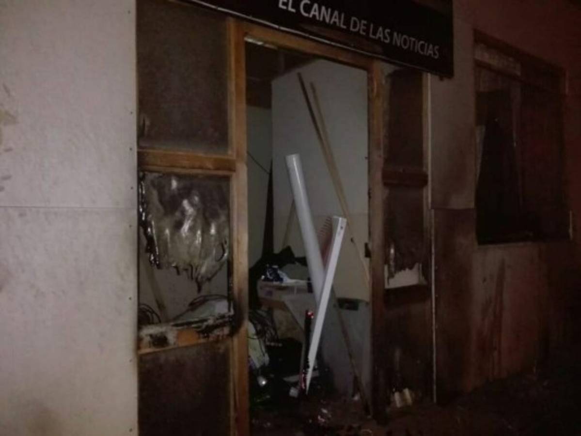 Con bomba molotov incendian canal de televisión en Danlí