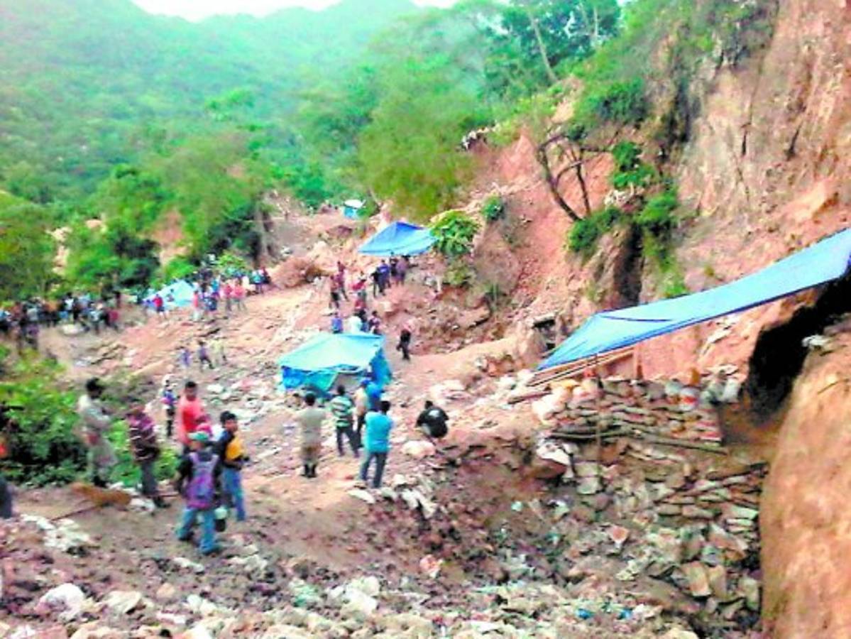 Choluteca: Tres de los 11 mineros soterrados dan señales de vida