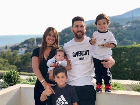 La familia de Leo Messi en una fotografía tomada en una de las casas del delantero.