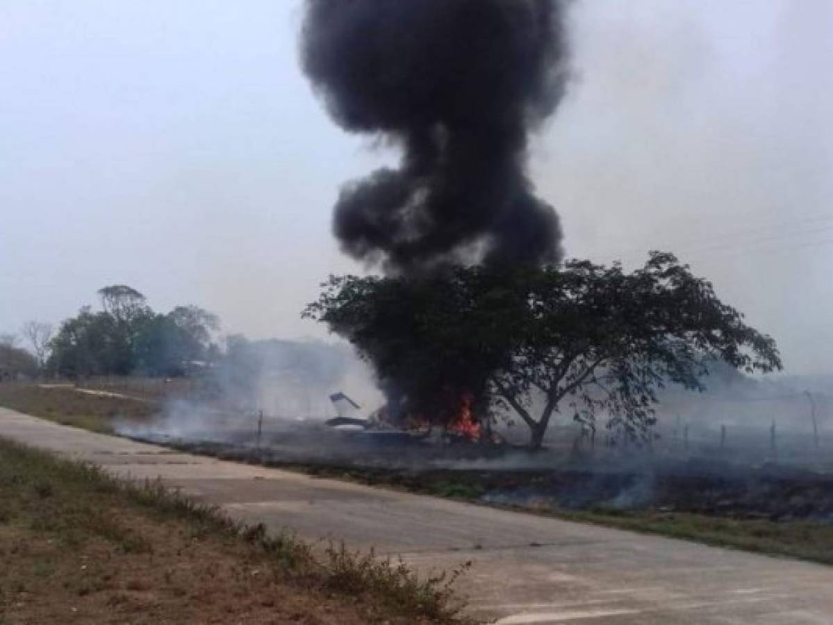 Hombres abandonan avioneta en llamas en México