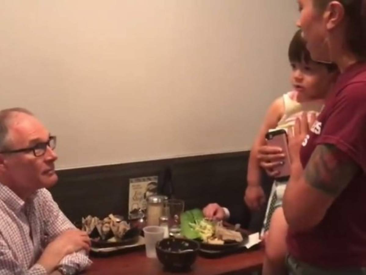 Vídeo: Mujer se enfrenta al jefe de medio ambiente de Estados Unidos en un restaurante