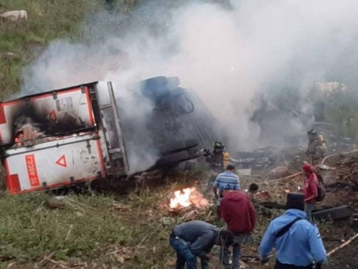 Rastra choca contra un camión, cae a un abismo y se incendia en Copán