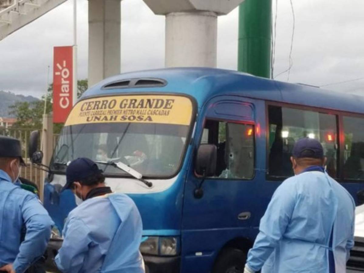 Frente a policías acribillan a conductor de rapidito en la capital