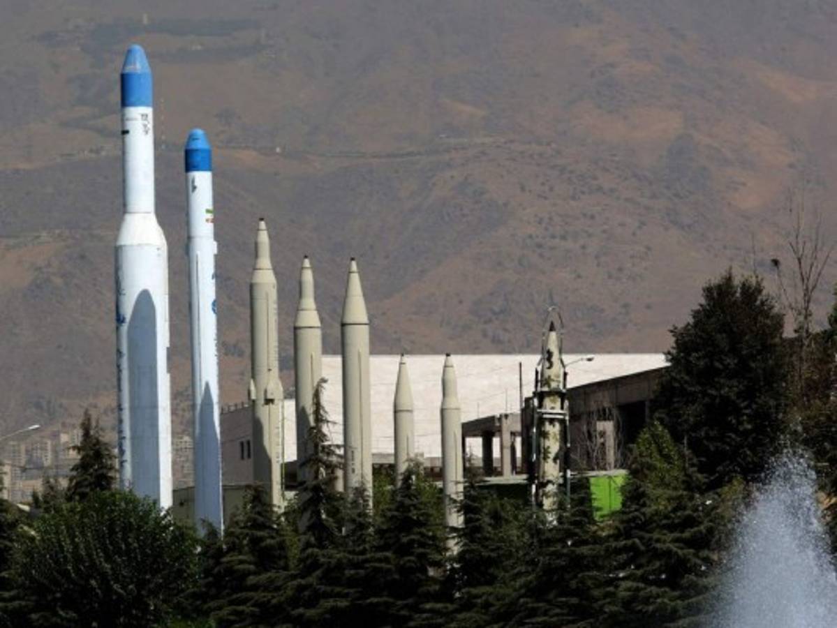 Los misiles iraníes se muestran en el museo de la Revolución Islámica y la Defensa Sagrada de Teherán, durante la presentación de una exhibición de lo que Irán dice que son Estados Unidos y otros drones capturados en su territorio. Foto: Agencia AFP.