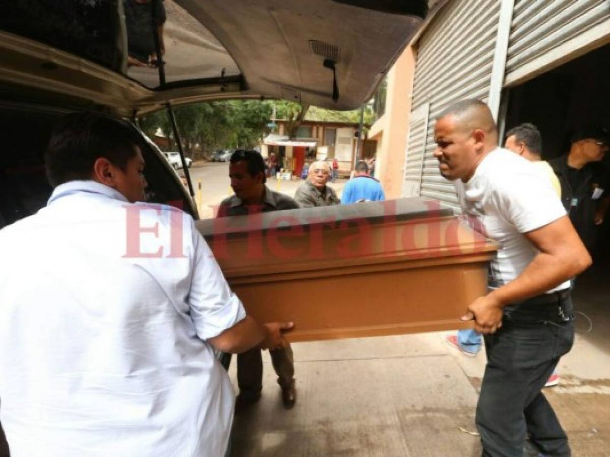 Entre dolor y llanto familiares de joven asesinado retiran sus restos de la morgue