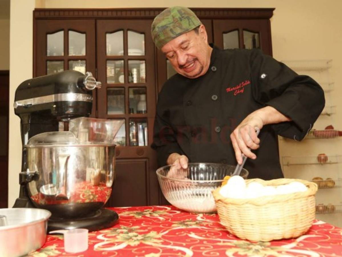 Solís ahora es un chef presional. Dice que empezó probando con una máquina hasta terminar haciendo pan de banano que es su favorito. Foto: Marvin Salgado / El Heraldo.