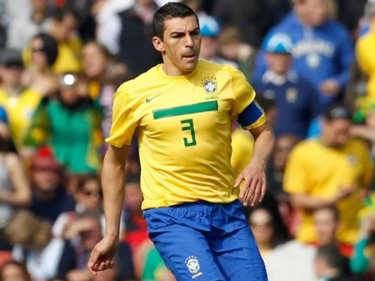 El brasileño campeón del mundo Lucio anuncia que se retira del fútbol