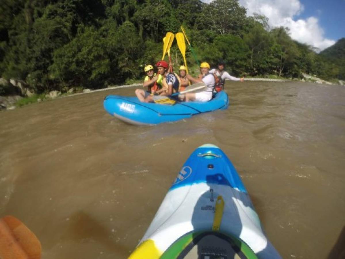 Adrenalina pura en el rafting del Río Cangrejal