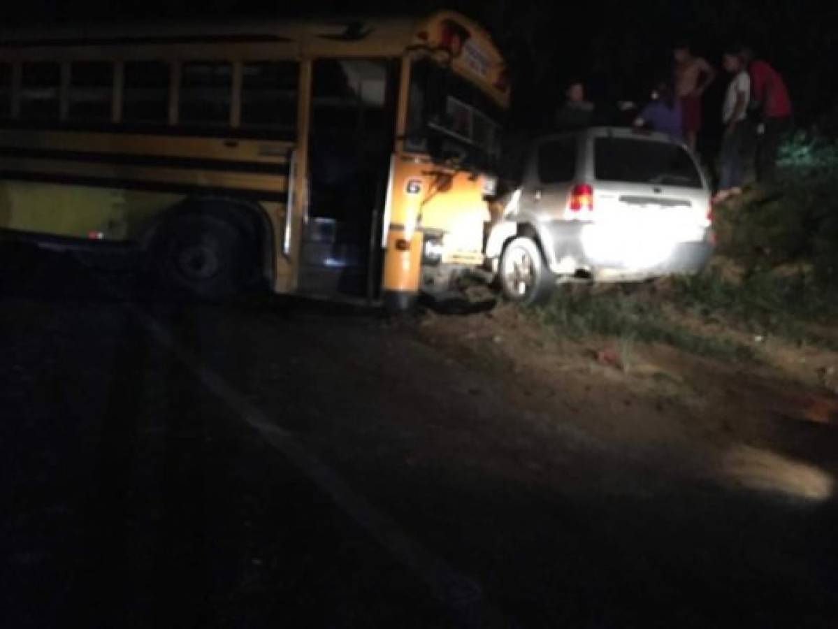 Dos muertos y un herido en fatal accidente entre bus y camioneta en El Progreso