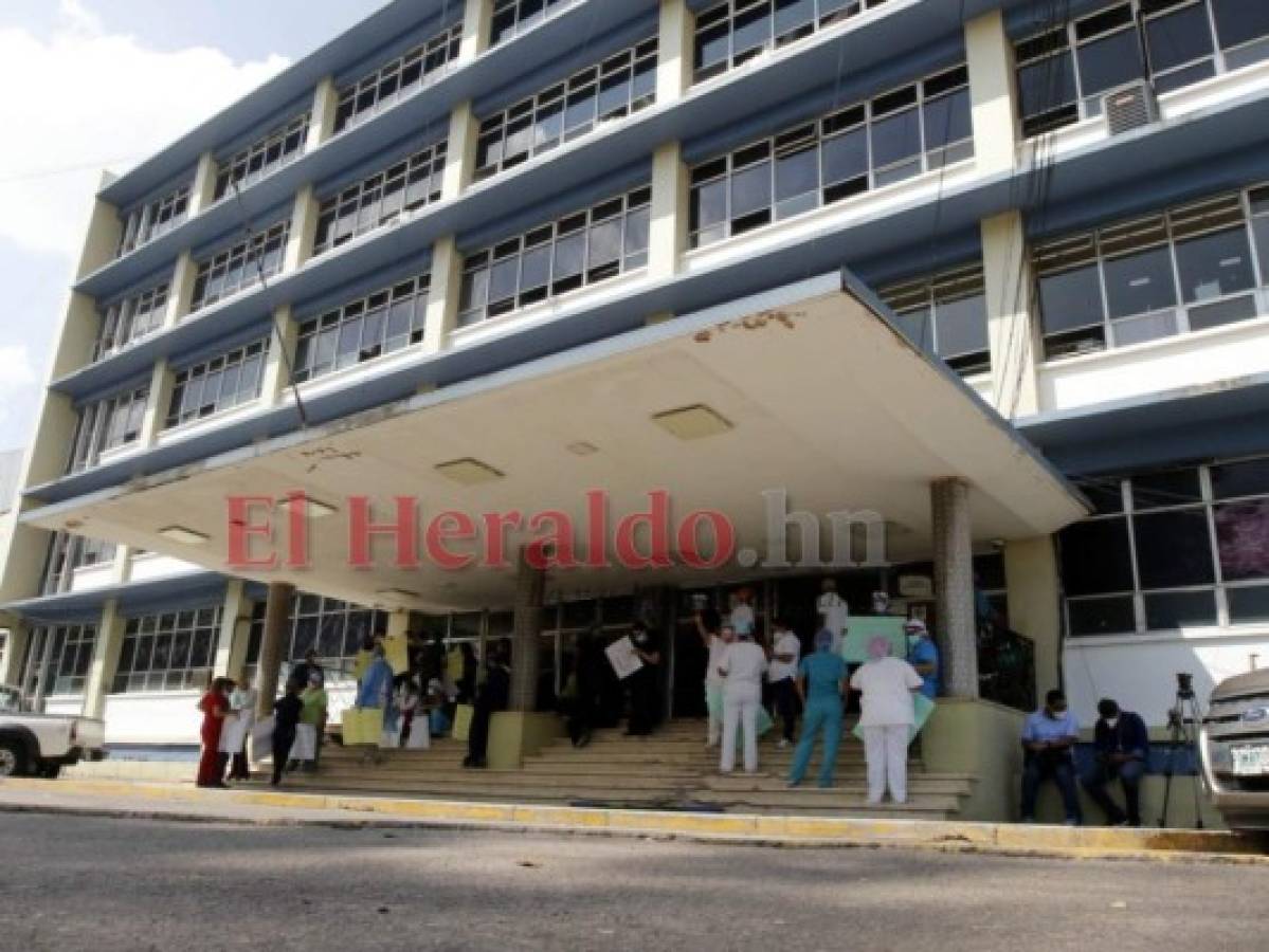 Pacientes en carpas y 50 camas vacías muestran crisis en el Hospital Escuela
