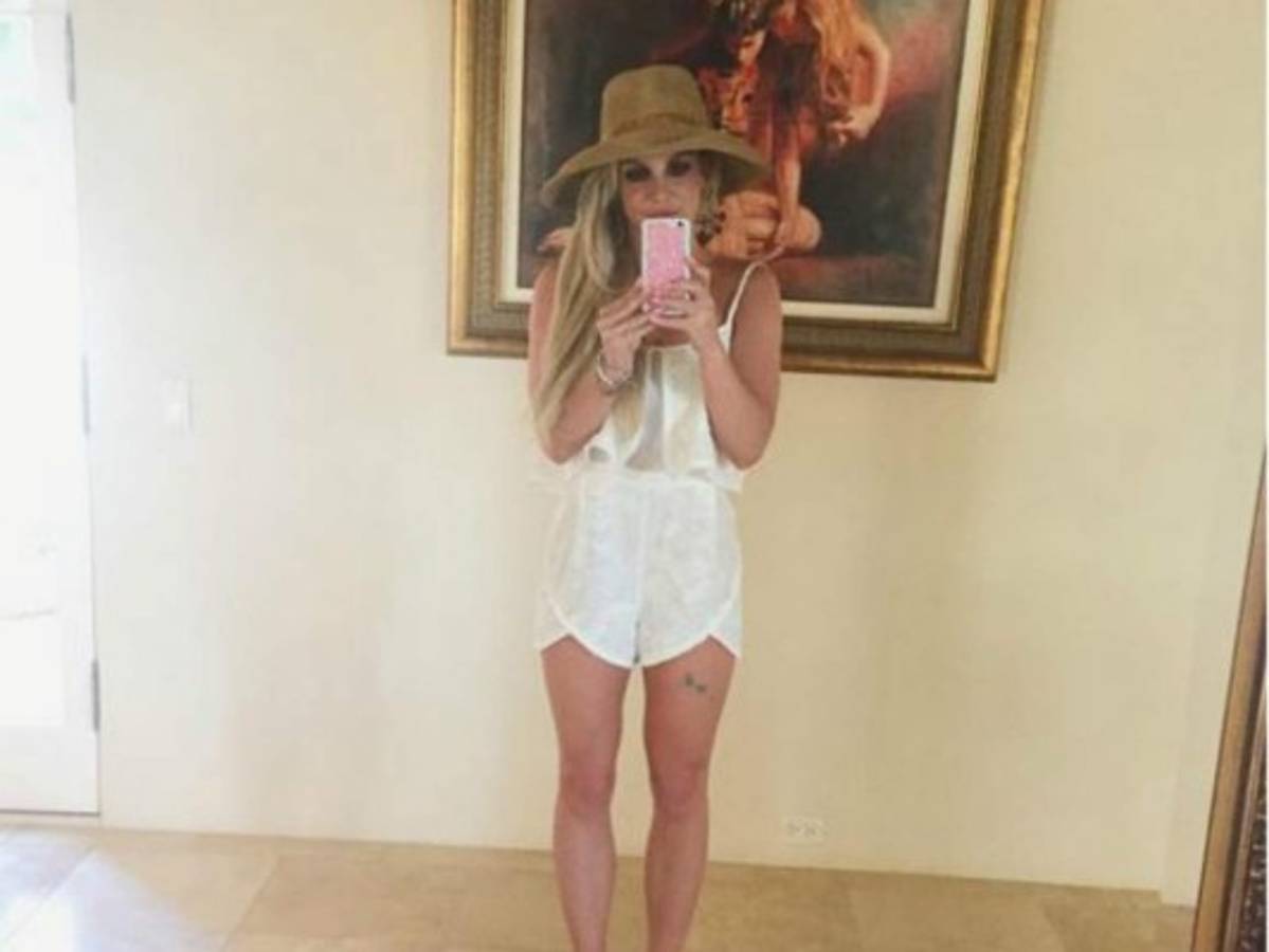 Britney Spears vuelve a encender las redes sociales con sexy traje de baño