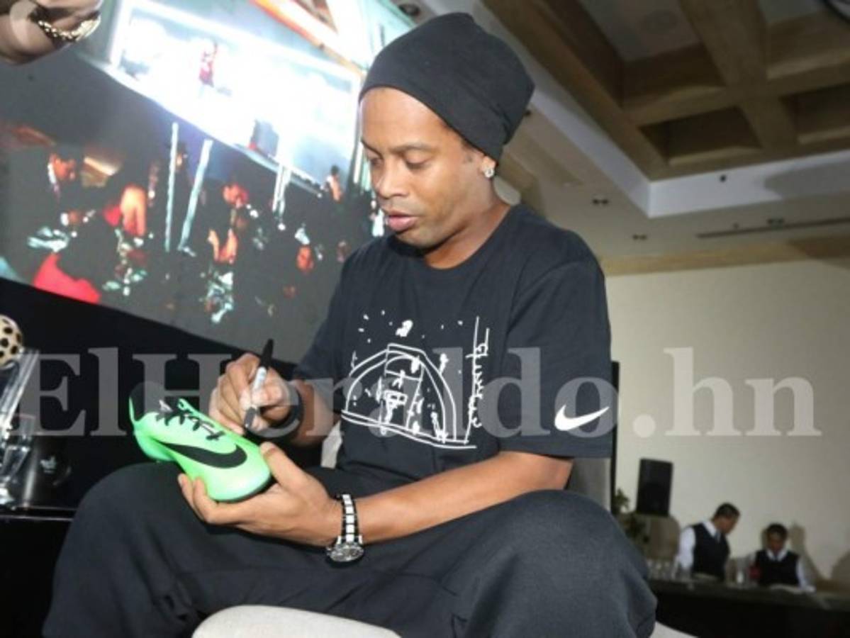 Los tacos que compró el catracho fueron autografiados por el mismo futbolista. Foto: Ronal Aceituno/Grupo Opsa