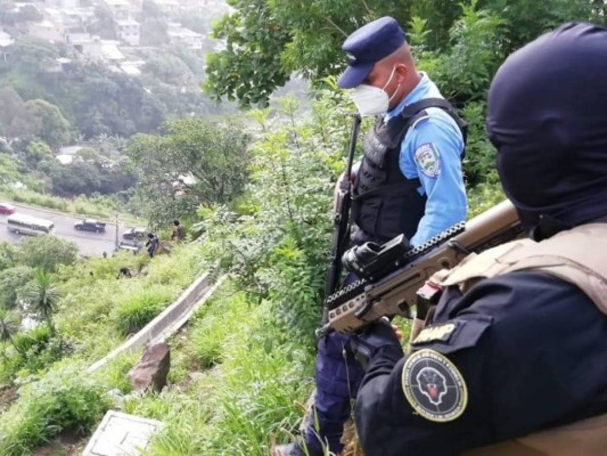Caen tres presuntos criminales durante operativos en la capital