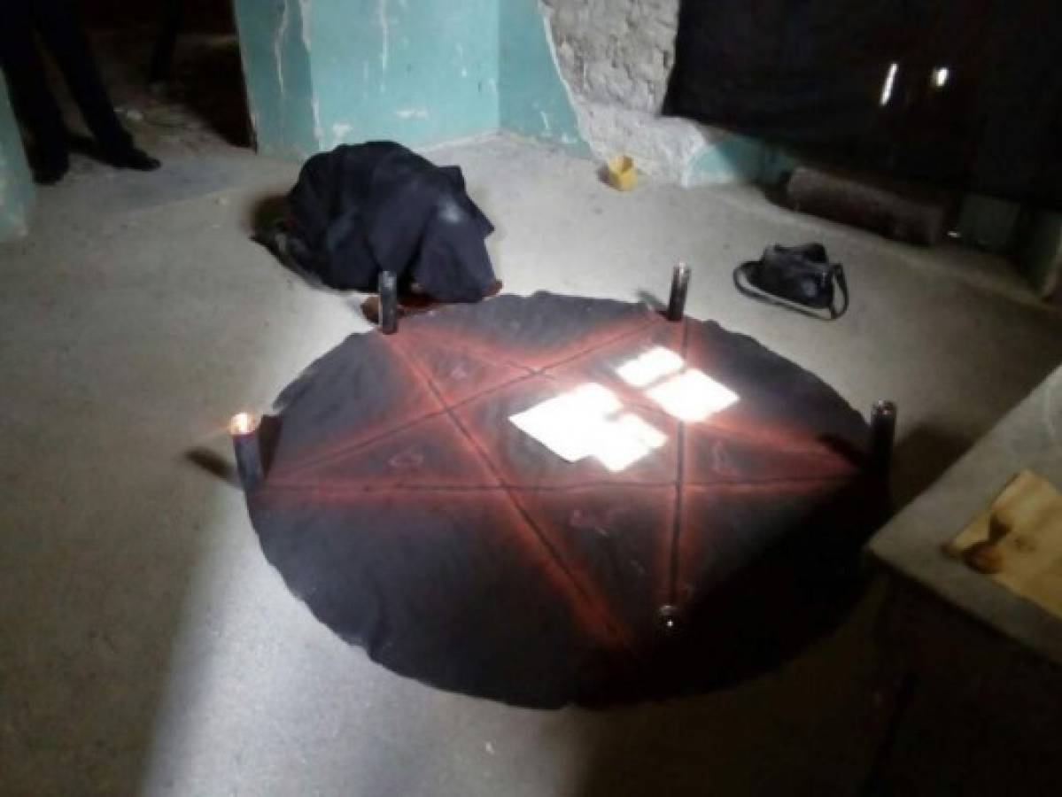 El cuerpo de Gloria Izaguirre fue encontrado en posición fetal, entre mantas negras y un círculo que podría relacionarse con actividades satánicas.