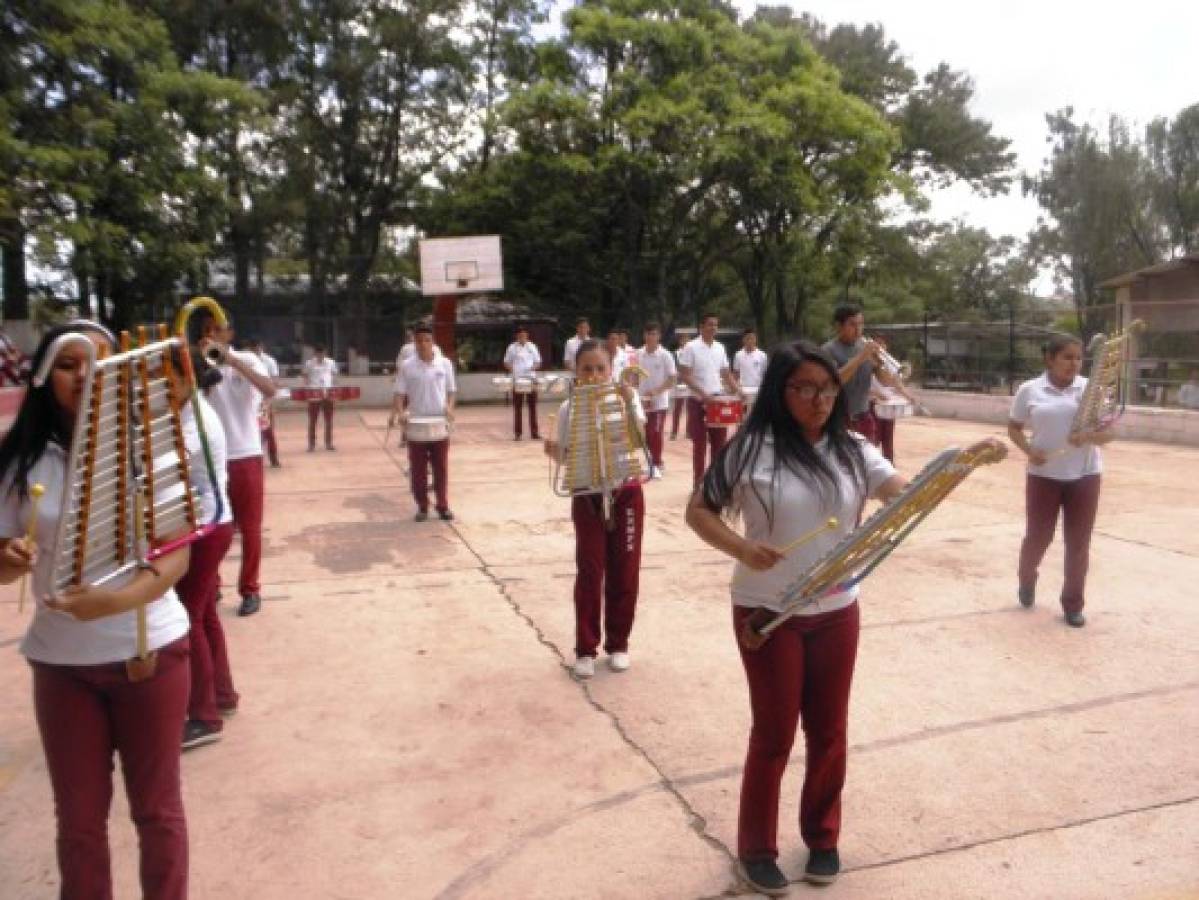 Belleza y buena música llevará la Escuela Normal Mixta a los desfiles patrios
