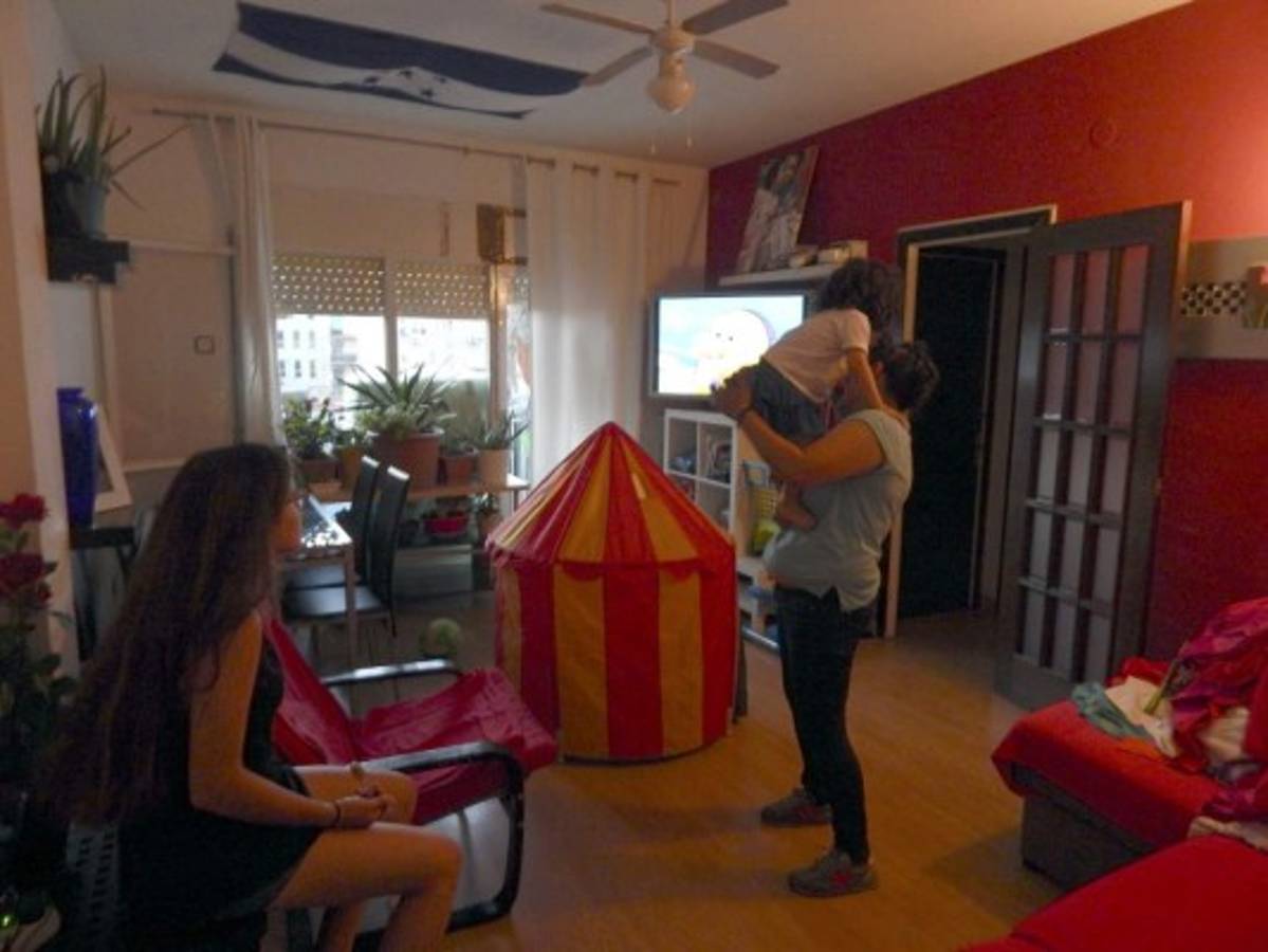 Agotada, disfruta al final del día en el apartamento que comparte con otra familia hondureña, con la presencia de su hija y los niños de la casa.