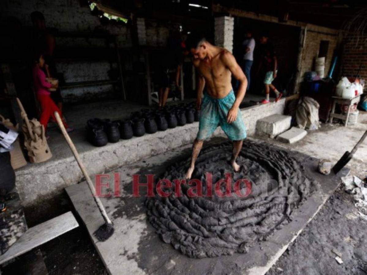 José Gonzales tritura hasta 10 quintales de barro al día.