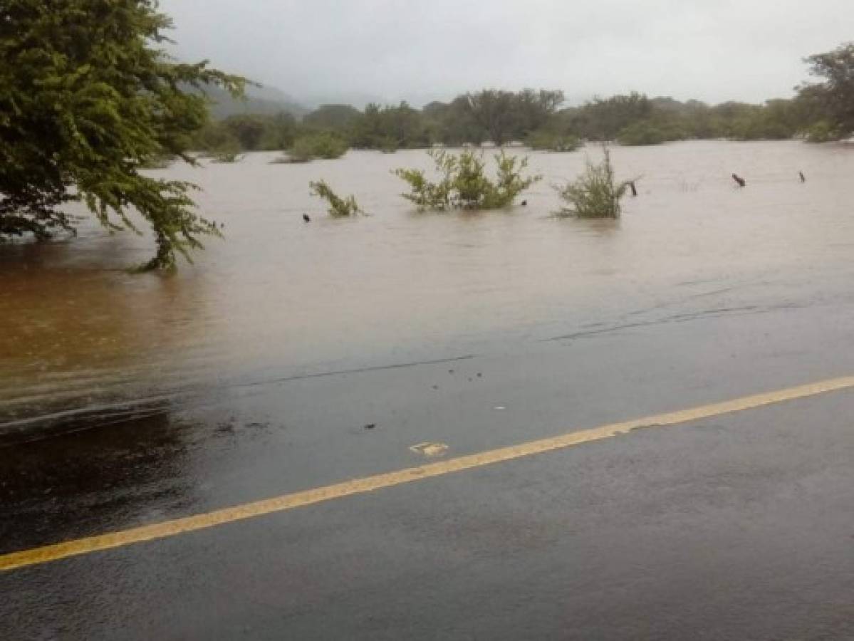 Evalúan nivel de daños en tramos carreteros y puentes tras lluvias  