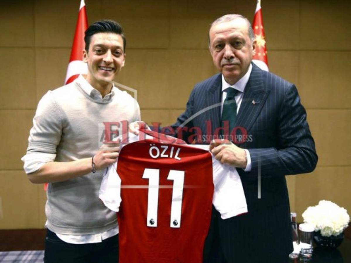 Mal ambiente en Alemania tras renuncia de Mesut Ozil a selección