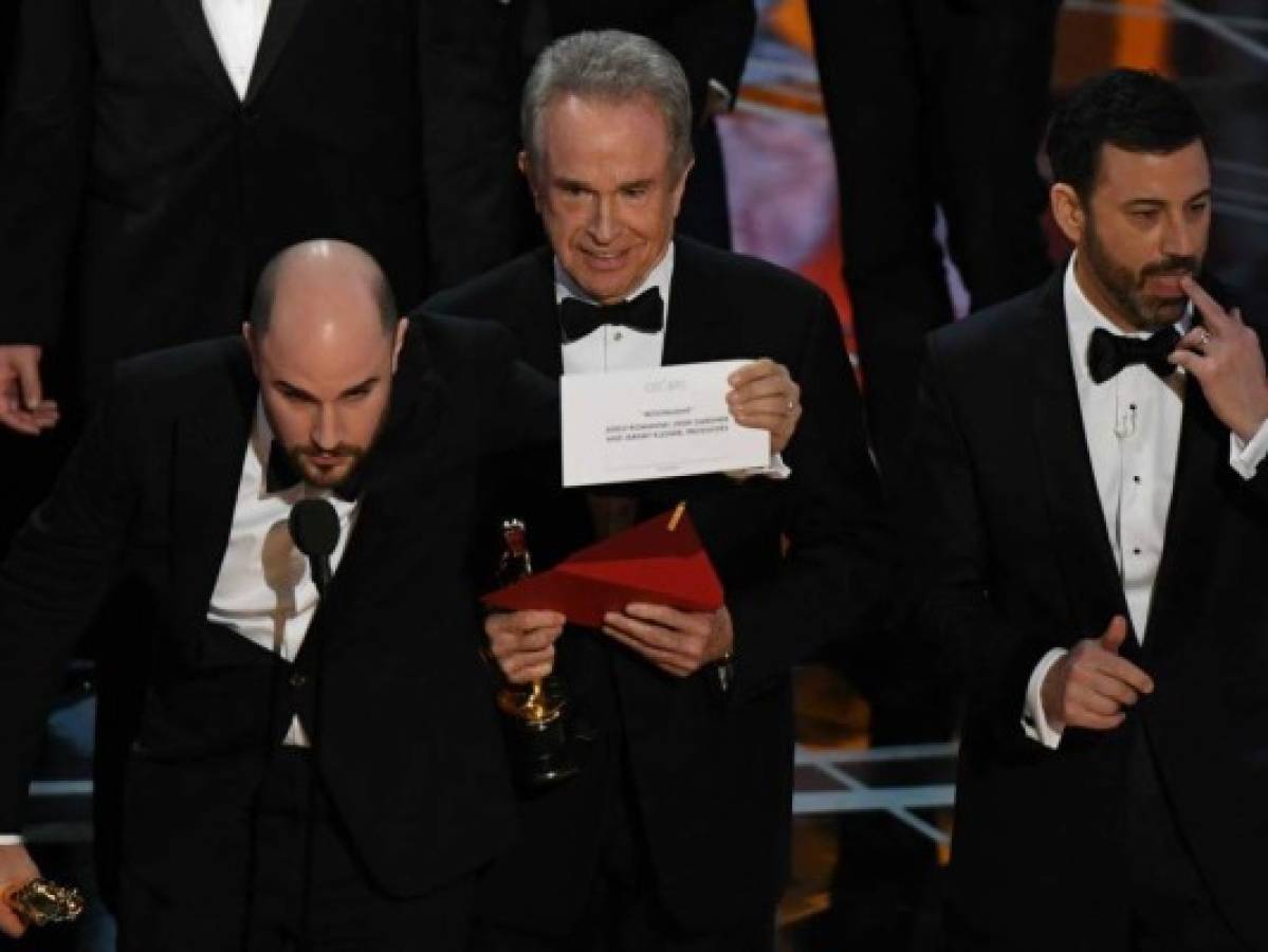 Papelón en los Oscar, entregan premio a La La Land y luego declaran ganador a Moonlight