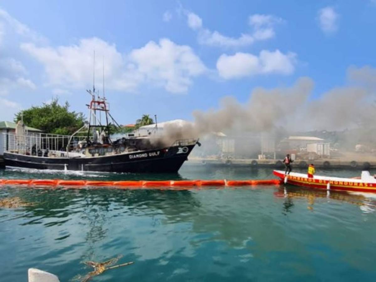 Roatán: Barco vuelve a incendiarse y comienza a hundirse con las víctimas dentro