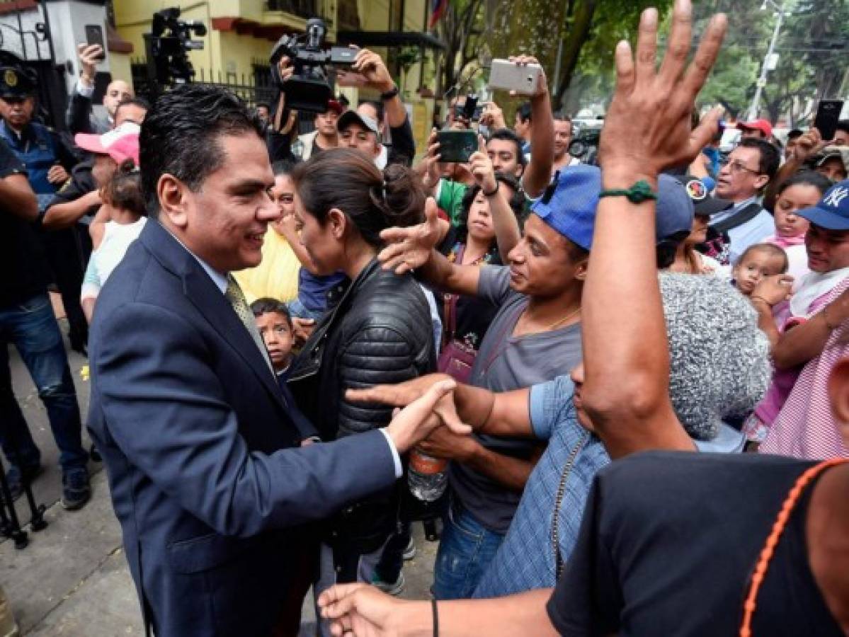 Migrantes hondureños exigen apoyo a su embajada en su paso por México 