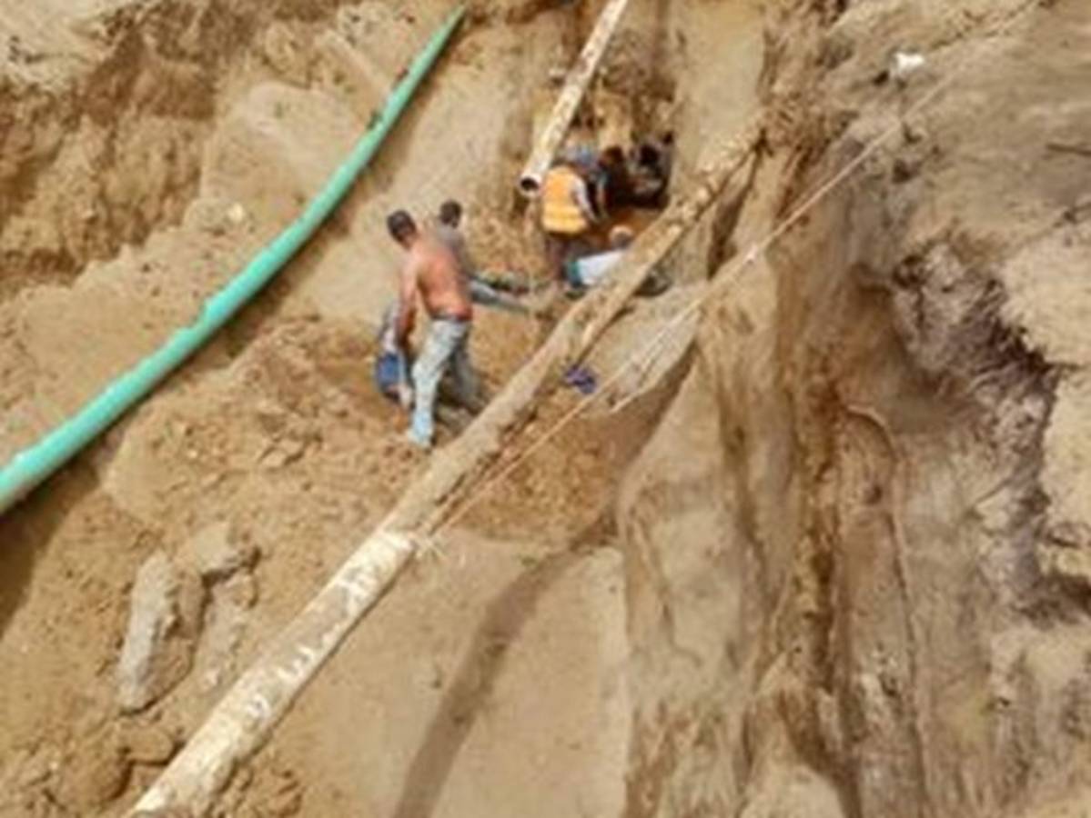 Obreros se salvan de morir soterrados tras caerles un alud en Choloma