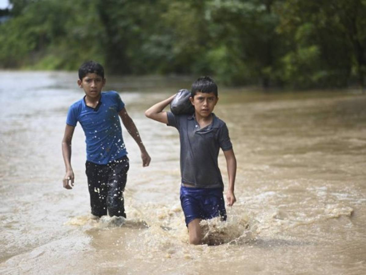 Lluvias de Eta y descarga de presas inundan localidades del sur de México