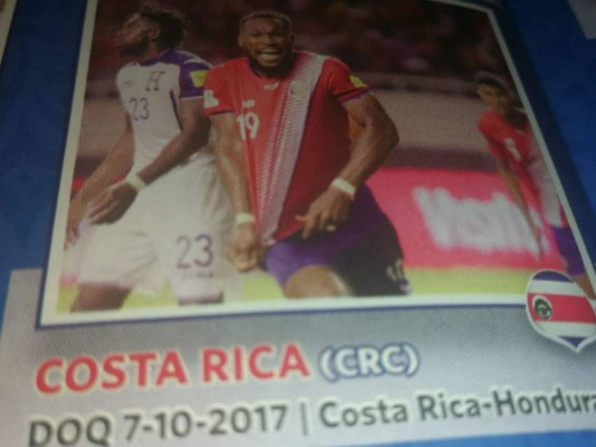 Costa Rica se clasificó al mundial de Rusia tras un empate 1-1 ante Honduras en San José a los 90. Un milagroso gol de Kendall Waston el 7 de octubre de 2017. Esta imagen en la que además se ve Johnny Palacios, es de la colección de momentos de equipos clasificados del álbum.