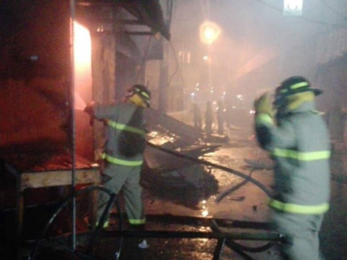 Incendio consume 12 puestos en mercado 'La Línea' de San Pedro Sula  