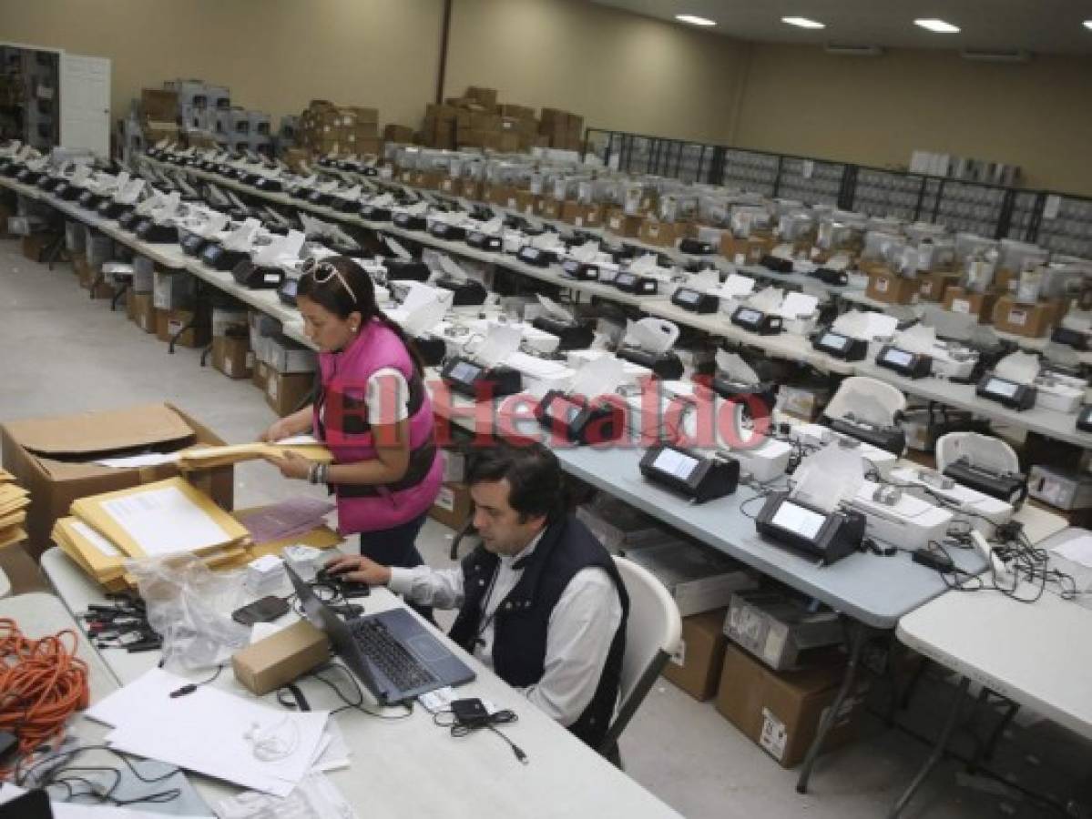 Empacados y listos para irse están los escáneres en el Tribunal Supremo Electoral