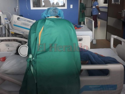 El menor ingresó la mañana de este lunes al centro asistencial para recibir atención médica. Foto: Ricardo Sánchez/EL HERALDO.