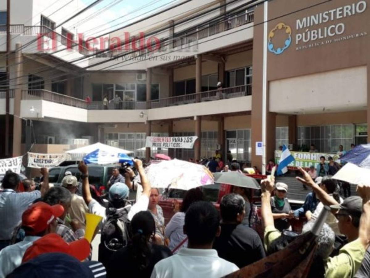 Plataforma exige liberación de presos políticos con plantón en el MP
