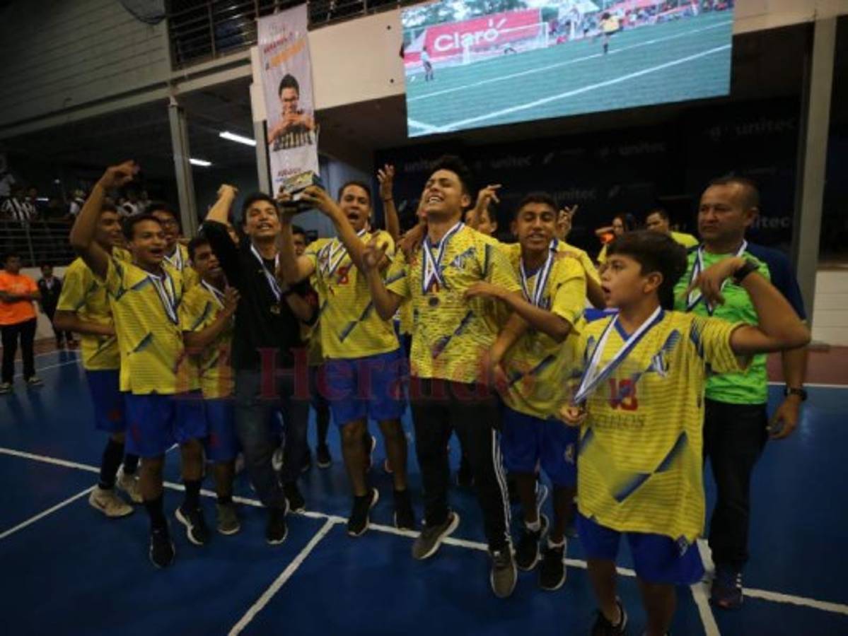 Los muchachos del Instituto Salesiano San Miguel ganaron el primer lugar en fútbol 7. (Fotos: Johny Magallanes / David Romero / EL HERALDO)