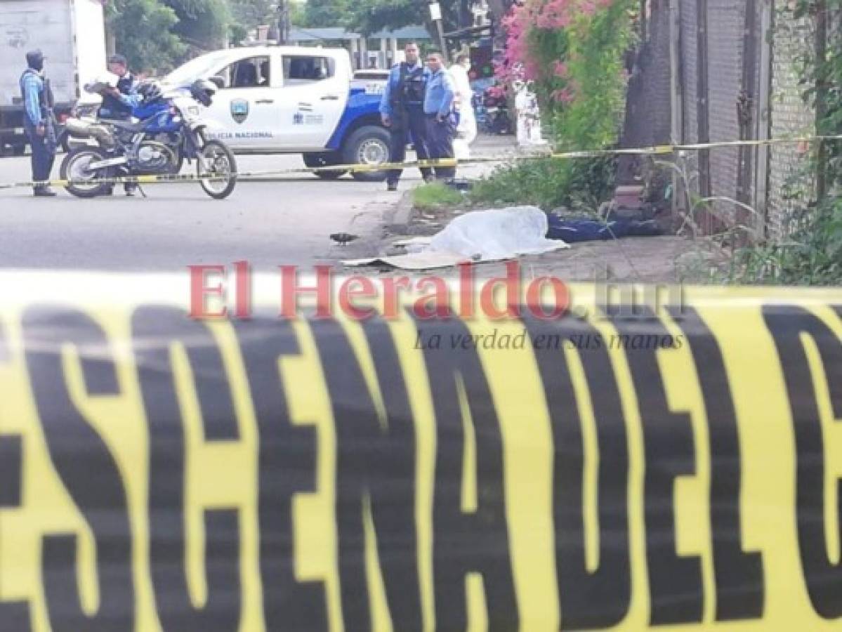 El cuerpo quedó tirado frente al portón del edificio. Foto: Estalin Irías / EL HERALDO.