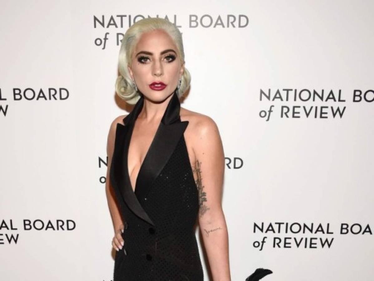 Lady Gaga se disculpa por colaboración con R. Kelly