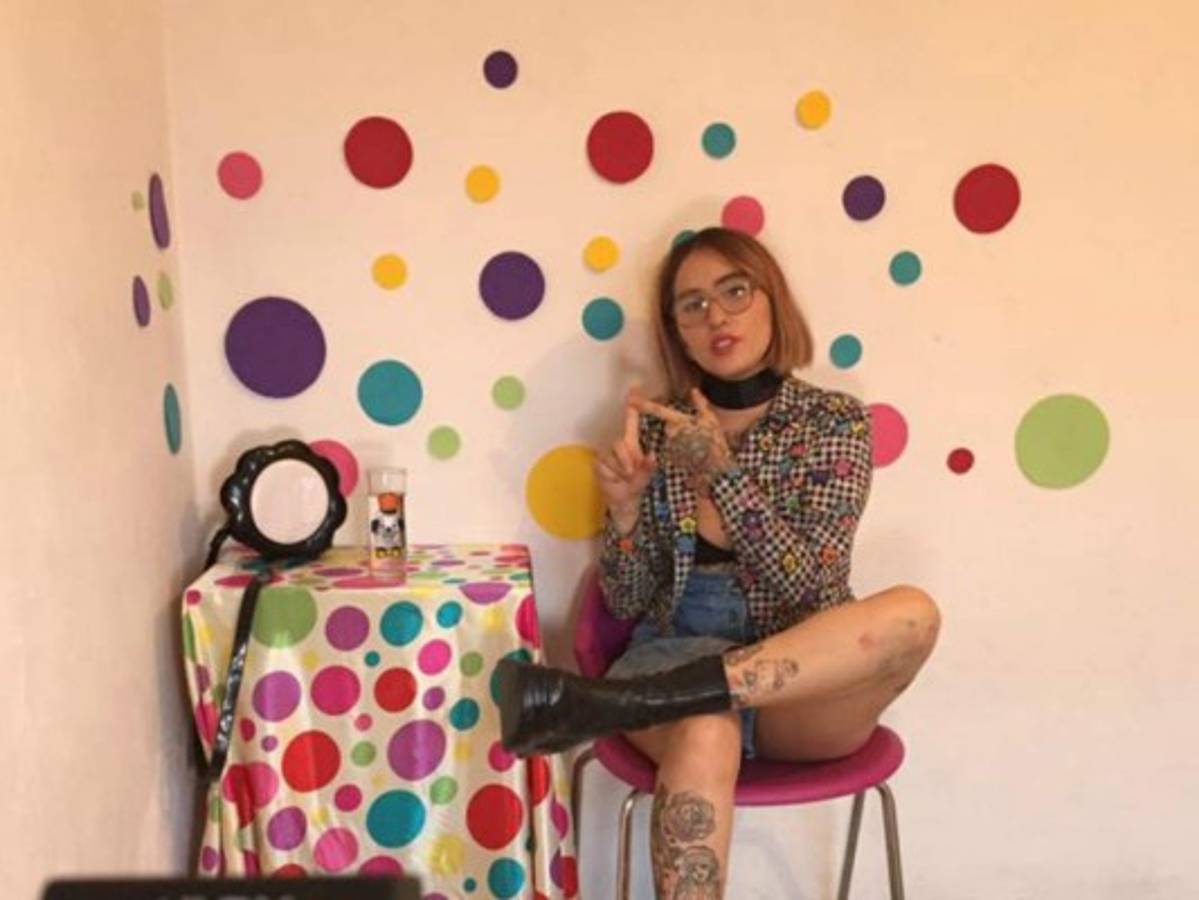 Cantante mexicana publica foto de su novio infiel en la cama con otra mujer