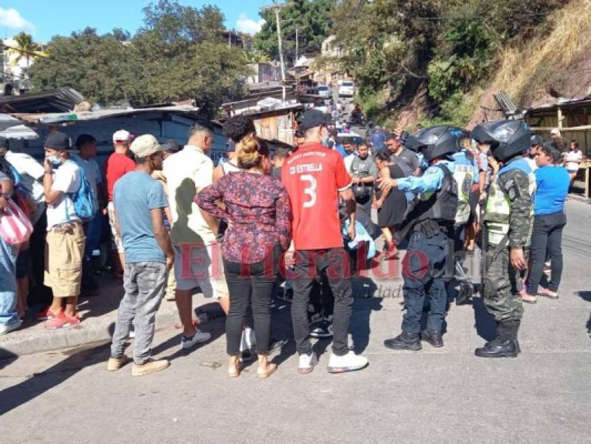 Las personas que estaban en el lugar dijeron que no podían hablar por miedo de lo que estaba pasando en esta populosa colonia.